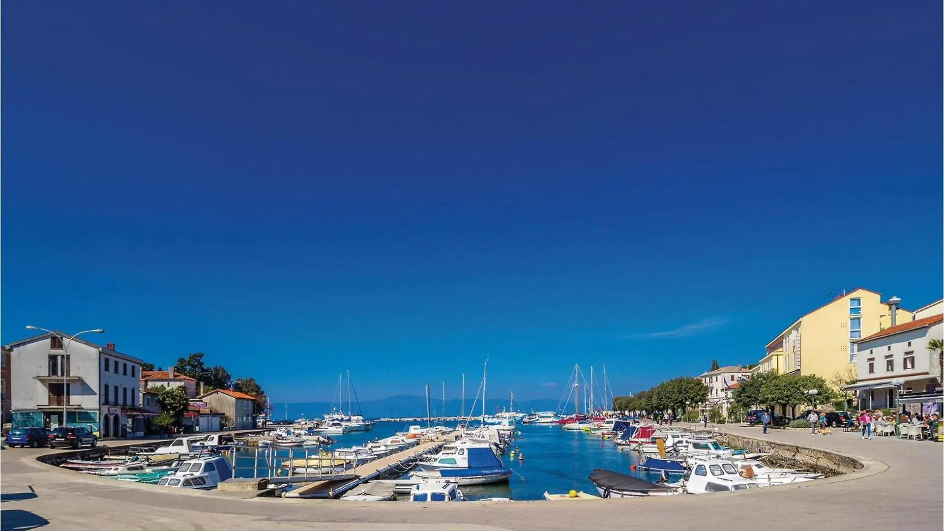 3 Bedroom Lovely Apartment In Malinska 0*,